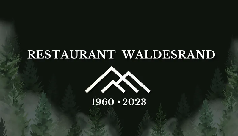Logo Restaurant Waldesrand: obrys hôr a roky 1960 • 2023 na tmavozelenom pozadí s lesom