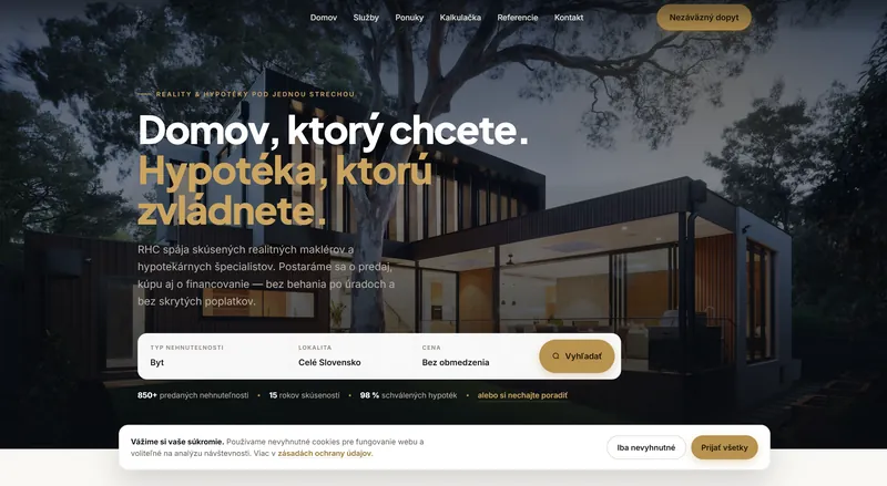Úvodná stránka webu realitnej a hypotekárnej kancelárie: moderný dom za súmraku, veľký nadpis a vyhľadávanie podľa typu nehnuteľnosti, lokality a ceny
