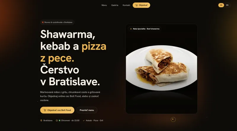 Úvodná stránka webu rýchleho občerstvenia: tmavý dizajn, nadpis o shawarme, kebabe a pizzi z pece a fotka shawarmy na tanieri